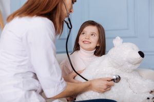 Pielęgniarka przeprowadza badanie stetoskopem dla małej pacjentki. /Źródło: 123rf.com