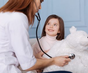 Pielęgniarka przeprowadza badanie stetoskopem dla małej pacjentki. /Źródło: 123rf.com