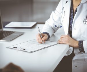 Lekarz internista udziela pacjentowi poradę lekarską. /Źródło: 123rf.com
