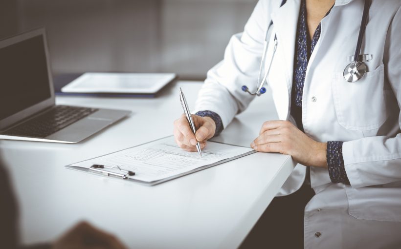 Lekarz internista udziela pacjentowi poradę lekarską. /Źródło: 123rf.com