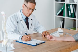 Lekarz internista przeprowadza konsultację z pacjentem w celu diagnostyki i leczenia chorób. /Źródło: 123rf.com