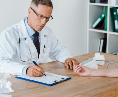 Lekarz internista przeprowadza konsultację z pacjentem w celu diagnostyki i leczenia chorób. /Źródło: 123rf.com