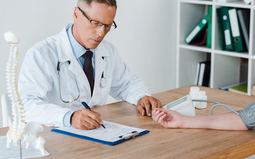 Lekarz internista przeprowadza konsultację z pacjentem w celu diagnostyki i leczenia chorób. /Źródło: 123rf.com