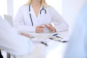 Lekarka przeprowadza konsultacje internistyczną z pacjentem. /Źródło: 123rf.com