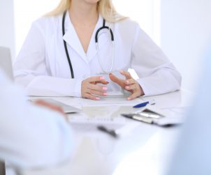 Lekarka przeprowadza konsultacje internistyczną z pacjentem. /Źródło: 123rf.com