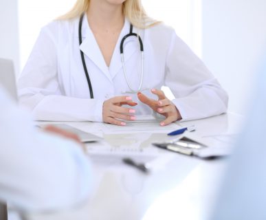 Lekarka przeprowadza konsultacje internistyczną z pacjentem. /Źródło: 123rf.com