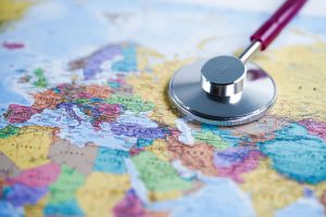 Kolorowa mapa świata, na której położony jest lekarski stetoskop. /Źródło: 123rf.com