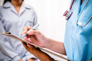 Lekarz chirurgii ogólnej przeprowadza konsultacje z pacjentem. /Źródło: 123rf.com