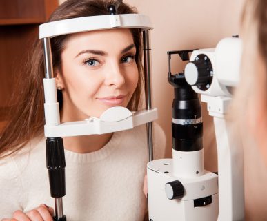 Lekarz okulista przeprowadza badanie wzroku pacjentce. /Źródło: 123rf.com