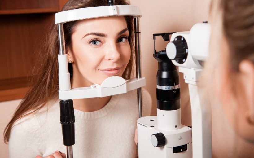 Lekarz okulista przeprowadza badanie wzroku pacjentce. /Źródło: 123rf.com