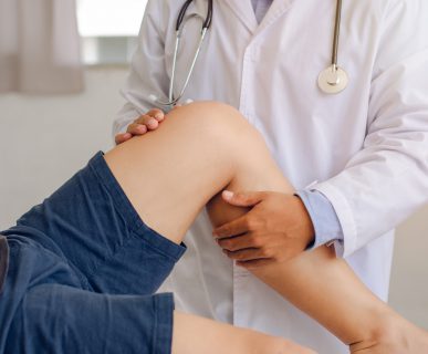Lekarz ortopeda przeprowadza badanie pacjentowi, który ma uraz kolana. /Źródło: 123rf.com