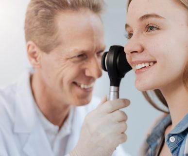 Lekarz laryngolog przeprowadza pacjentce konsultację, badając jej kanału słuchowe otoskopem. /Źródło: 123rf.com