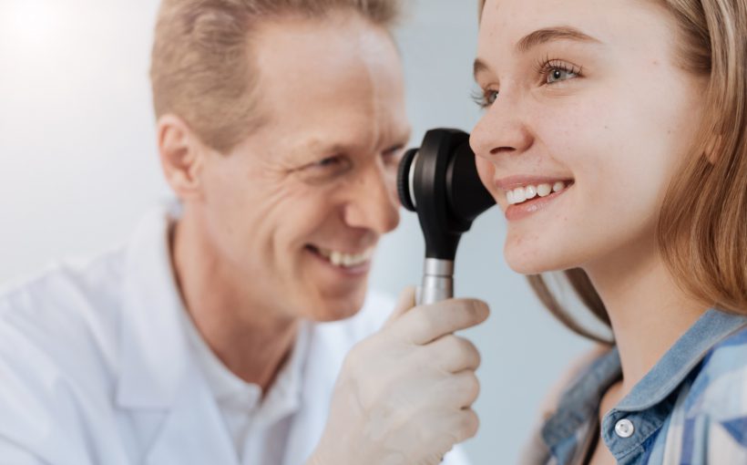 Lekarz laryngolog przeprowadza pacjentce konsultację, badając jej kanału słuchowe otoskopem. /Źródło: 123rf.com