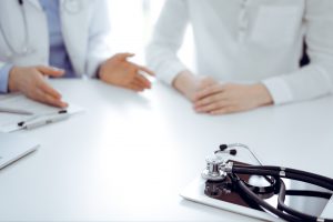 Lekarz przeprowadza konsultację neurologiczną z pacjentką, w celu zdiagnozowania schorzenia. /Źródło: 123rf.com