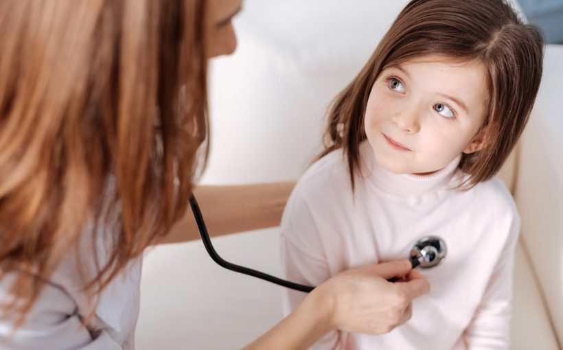 Lekarz pediatra osłuchuje dziewczynkę stetoskopem w celu diagnostyki potencjalnych chorób układu oddechowego. /Źródło: 123rf.com