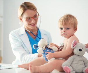 Doświadczona lekarka-pediatra osłuchuje małe dziecko za pomocą stetoskopu. /Źródło: 123rf.com