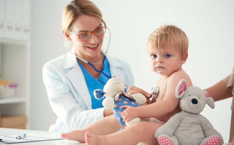Doświadczona lekarka-pediatra osłuchuje małe dziecko za pomocą stetoskopu. /Źródło: 123rf.com