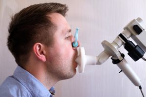 Młody mężczyzna ma wykonywane badanie spirometryczne. /Źródło: 123rf.com