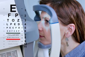 Pacjent ma wykonywane badanie pola widzenia w celu diagnostyki chorób oczu. /Źródło: 123rf.com