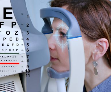 Pacjent ma wykonywane badanie pola widzenia w celu diagnostyki chorób oczu. /Źródło: 123rf.com