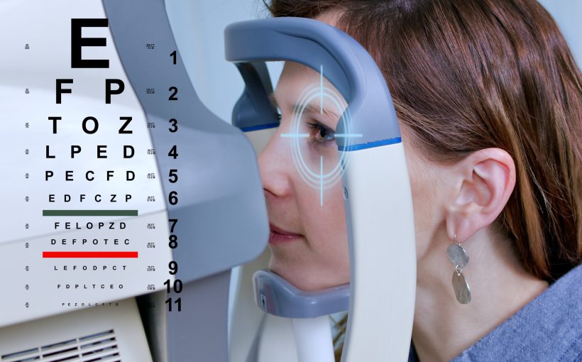 Pacjent ma wykonywane badanie pola widzenia w celu diagnostyki chorób oczu. /Źródło: 123rf.com