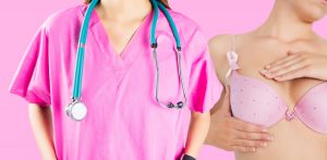 Lekarka w różowym stroju medycznym uczy pacjentkę samobadania piersi. /Źródło: 123rf.com