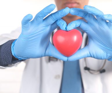 Lekarz kardiolog trzyma w dłoni sztuczne serce. /Źródło: 123rf.com