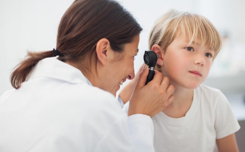 Lekarka laryngolożka bada dziecku uszy za pomocą otoskopu. /Źródło: 123rf.com