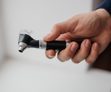Lekarz laryngolog trzyma w dłoni narzędzie medyczne jakim jest otoskop. /Źródło: 123rf.com