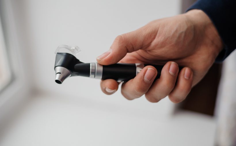 Lekarz laryngolog trzyma w dłoni narzędzie medyczne jakim jest otoskop. /Źródło: 123rf.com