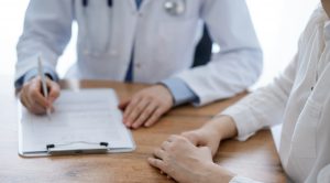 Lekarz internista przeprowadza konsultację z pacjentem. /Źródło: 123rf.com