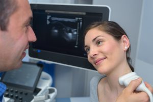 Lekarz wykonuje badanie USG tarczycy pacjentce. /Źródło: 123rf.com