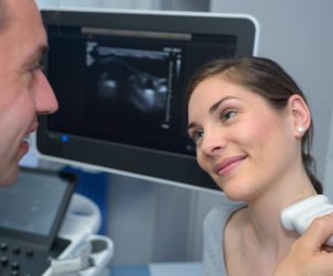 Lekarz wykonuje badanie USG tarczycy pacjentce. /Źródło: 123rf.com