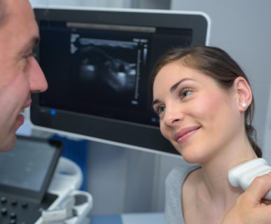 Lekarz wykonuje badanie USG tarczycy pacjentce. /Źródło: 123rf.com