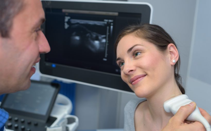 Lekarz wykonuje badanie USG tarczycy pacjentce. /Źródło: 123rf.com