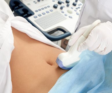 Lekarka wykonuje badanie USG jamy brzusznej pacjentce. /Źródło: 123rf.com