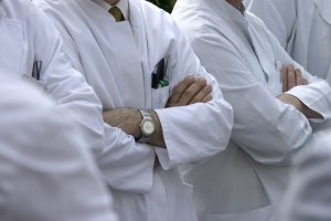 Lekarze chirurdzy ogólni stoją dumni zadowoleni ze swojej pracy. /Źródło: 123rf.com