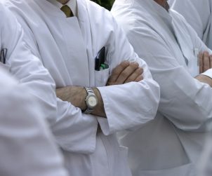 Lekarze chirurdzy ogólni stoją dumni zadowoleni ze swojej pracy. /Źródło: 123rf.com