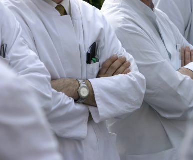 Lekarze chirurdzy ogólni stoją dumni zadowoleni ze swojej pracy. /Źródło: 123rf.com