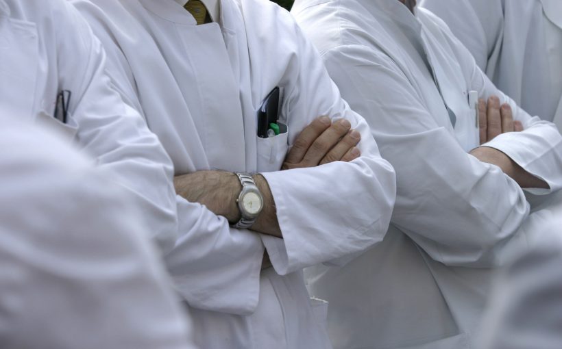 Lekarze chirurdzy ogólni stoją dumni zadowoleni ze swojej pracy. /Źródło: 123rf.com