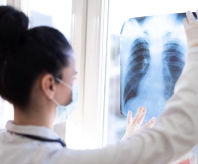 Lekarka analizuje obraz z wykonanego wcześniej RTG płuc pacjenta. /Źródło: 123rf.com