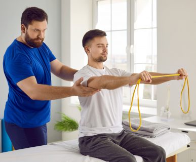 Fizjoterapeuta przeprowadza z pacjentem zabiegi i ćwiczenia fizykoterapeutyczne. /Źródło: 123rf.com