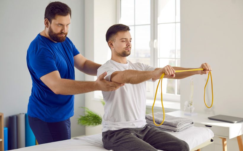 Fizjoterapeuta przeprowadza z pacjentem zabiegi i ćwiczenia fizykoterapeutyczne. /Źródło: 123rf.com