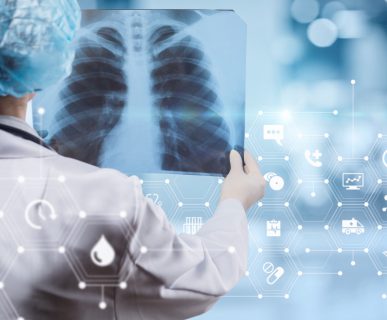 Lekarka o wieloletnim doświadczeniu przegląda zdjęcia rentgenowskie klatki piersiowej swojego pacjenta. /Źródło: 123rf.com