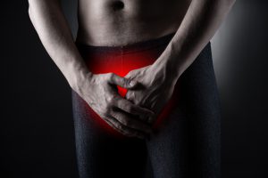 Mężczyzna trzyma się w miejscu, w którym odczuwa silny ból. /Źródło: 123rf.com
