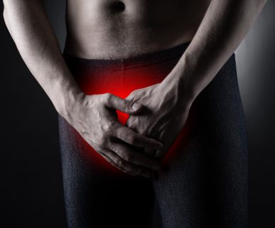 Mężczyzna trzyma się w miejscu, w którym odczuwa silny ból. /Źródło: 123rf.com