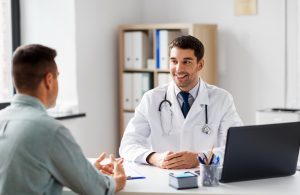 Lekarz urolog przeprowadza konsultacje medyczną z pacjentem w przychodni. /Źródło: 123rf.com