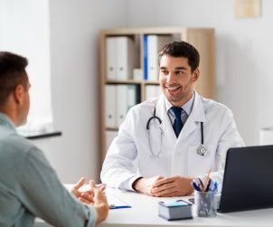 Lekarz urolog przeprowadza konsultacje medyczną z pacjentem w przychodni. /Źródło: 123rf.com