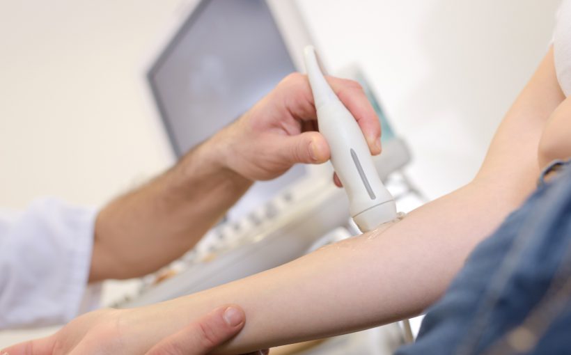 Lekarz przeprowadza pacjentowi badanie diagnostyczne jakim jest USG doppler żył i tętnic. /Źródło: 123rf.com