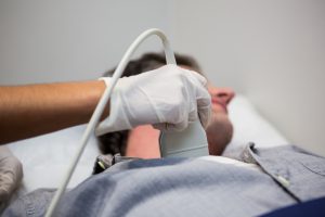 Lekarz przeprowadza badania diagnostyczne USG pacjentowi. /Źródło: 123rf.com